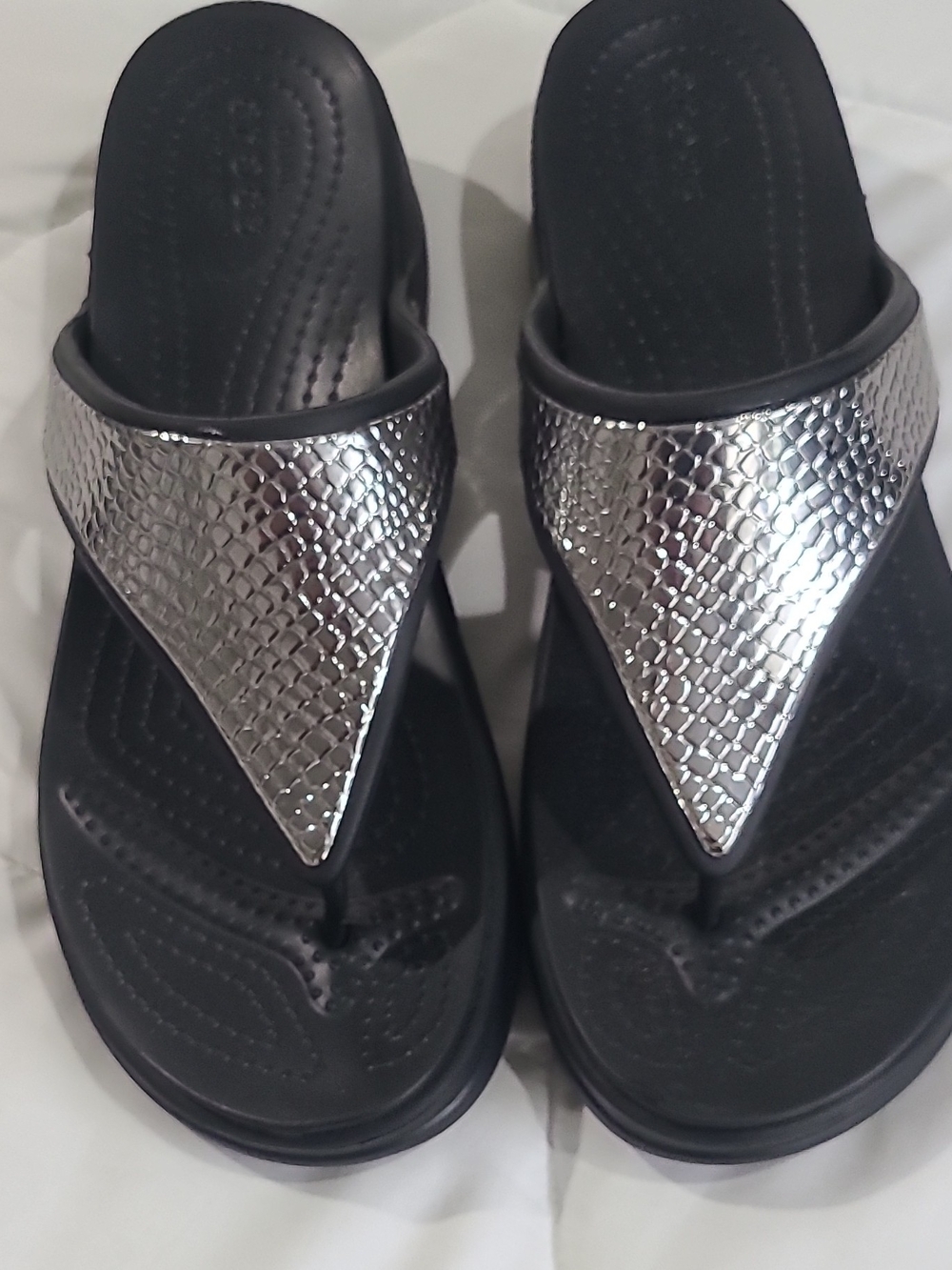 CROCS Women's Sz 11 Silver Metallic Thong Sandals with Black Footbed NWOT